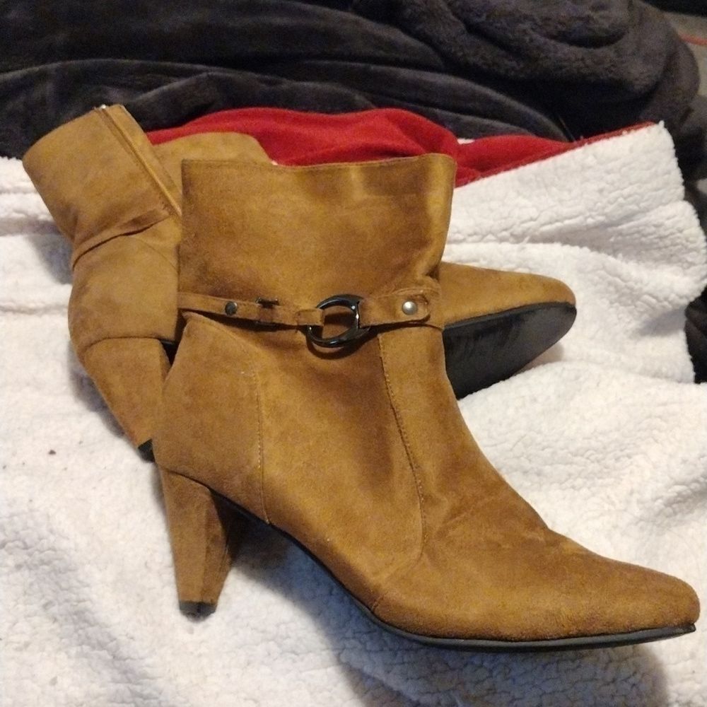 Boston Design Studio sz 9.5W booties with zippers and buckle detail in camel